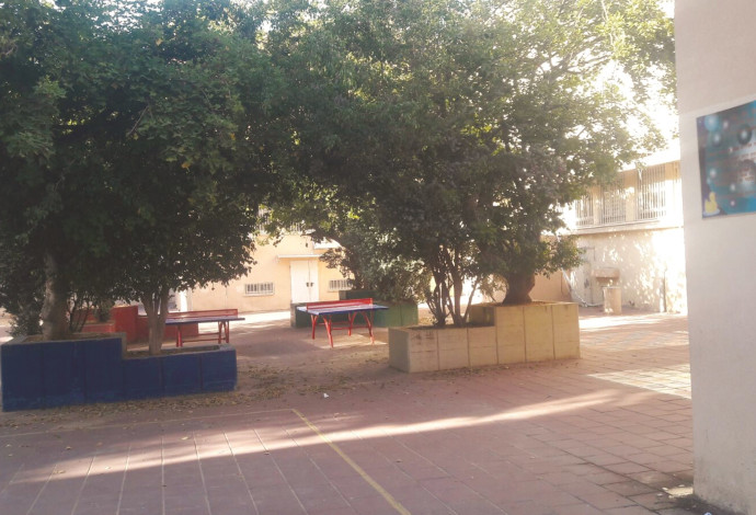 חצר בית הספר בו הורדו לילד המכנסיים (צילום:  באדיבות ההורים)