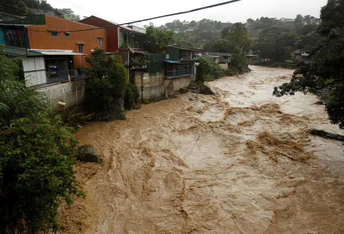 נהר שעלה על גדותיו בקוסטה ריקה (צילום:  רויטרס)