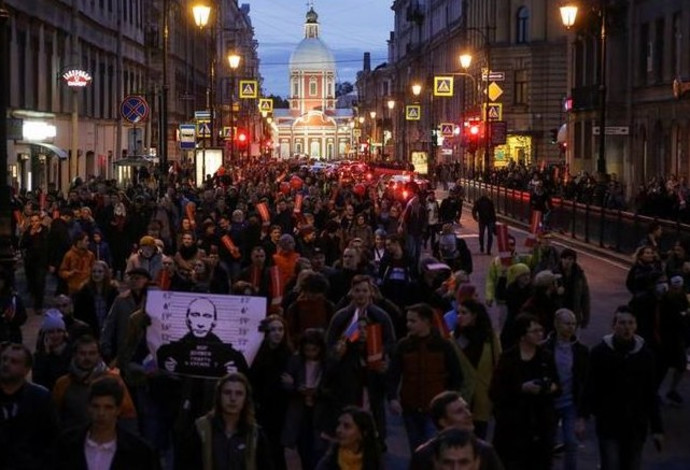 הפגנה נגד פוטין בסנט פטרסבורג  (צילום:  רויטרס)