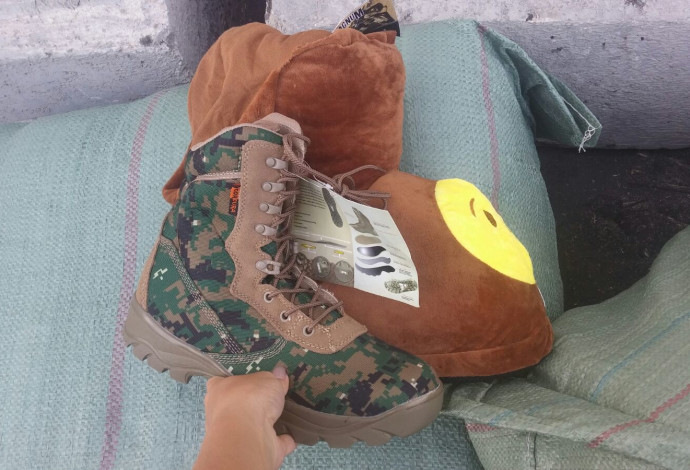 נעלים צבאיות בתוך נעלי בית (צילום:  רשות המעברים במשרד הביטחון)