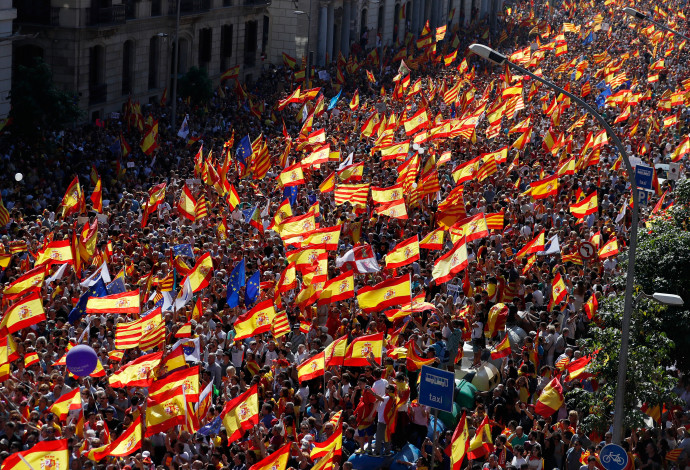 הפגנות בברצלונה נגד עצמאות קטלוניה (צילום:  רויטרס)