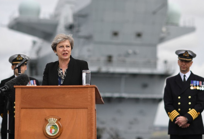 תרזה מיי על רקע נושאת המטוסים "המלכה אליזבת" (צילום:  AFP)