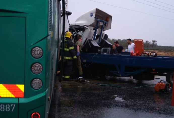 תאונה בין משאית לאוטובוס  (צילום:  ארז כפיר/TPS)