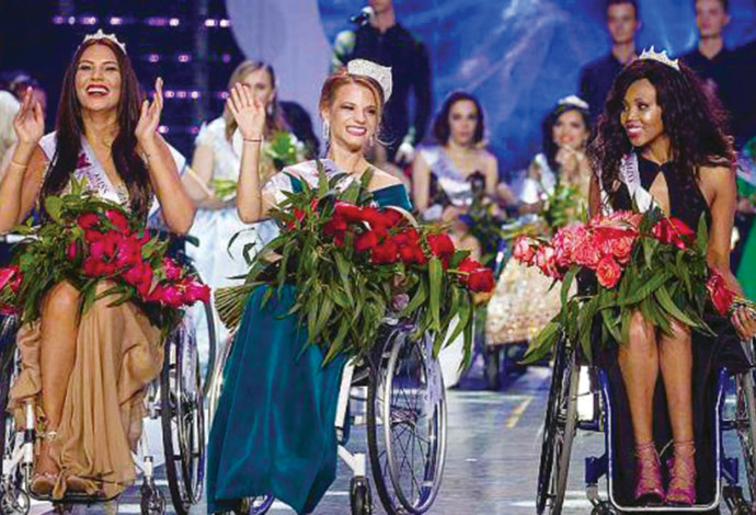 מלכת היופי הראשונה על כיסא גלגלים (צילום:  AFP)