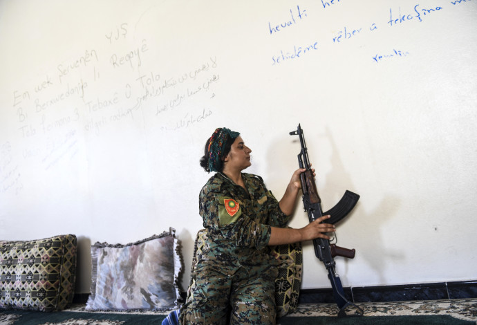 לוחמת של ה-YPG, ארכיון (צילום:  AFP)