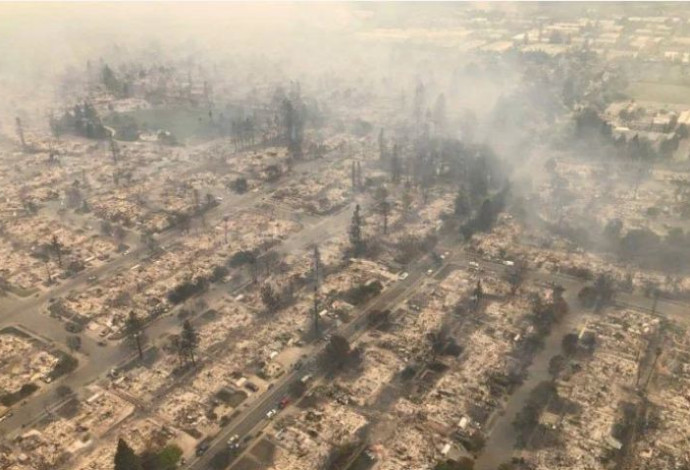 שכונה שנשרפה כליל בסנטה רוזה שבקליפורניה (צילום:  רויטרס)