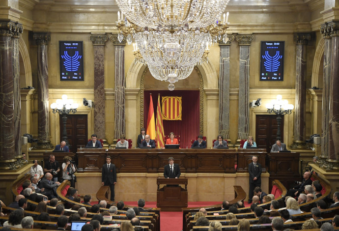 קרלס פוג'דימון בנאום העצמאות בפרלמנט (צילום:  AFP)