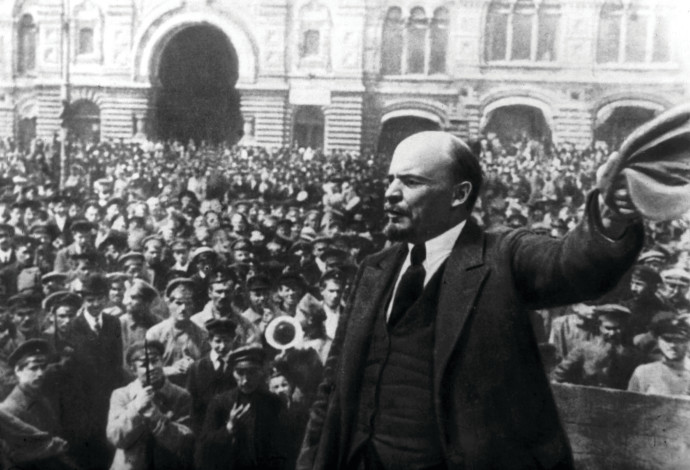 לנין במהפכת 1917 (צילום:  Getty images)