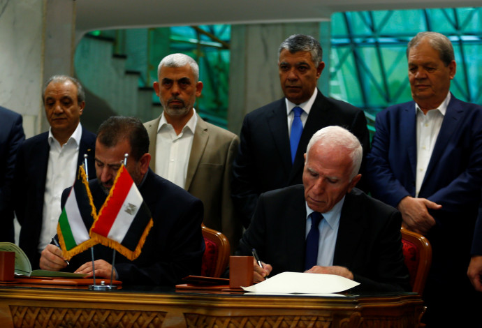 רגעי החתימה על ההסכם בין פתח לחמאס (צילום:  רויטרס)