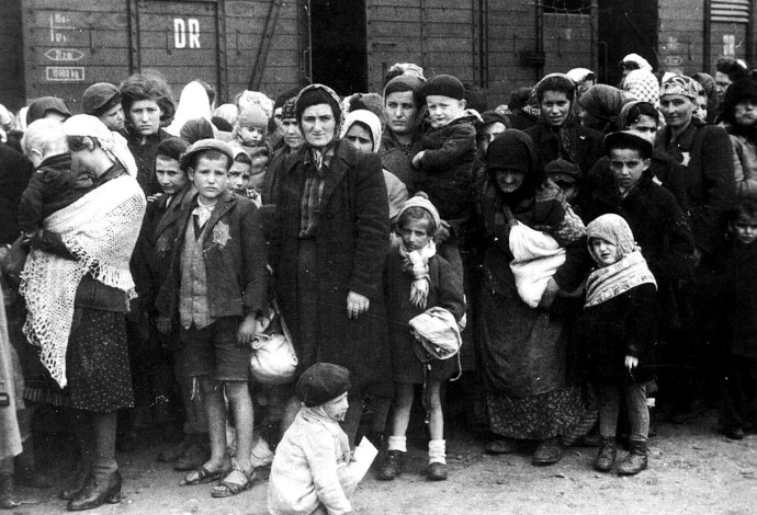 יהודי הונגריה בדרך למחנות ההשמדה (צילום:  Ernst Hofmann or Bernhard Walte)