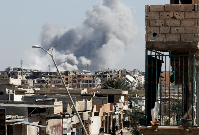 הפצצה נגד כוחות דאעש בא-רקה (צילום:  רויטרס)