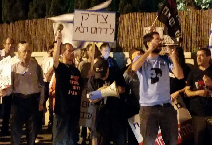 מפגינים מול ביתה של אסתר חיות (צילום:  החזית לשחרור דרום תל אביב)