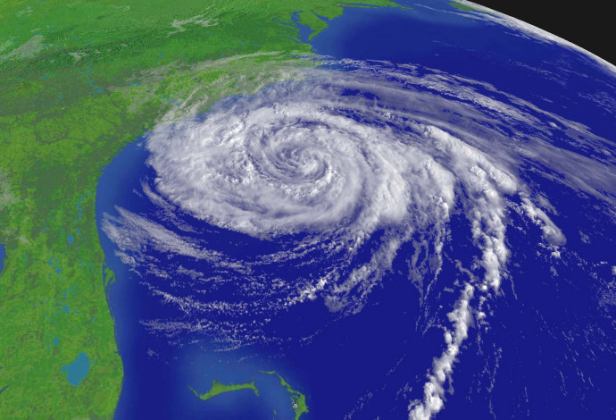 הוריקן "אופליה" סמוך לחוף המזרחי של ארה"ב (צילום:  רויטרס)