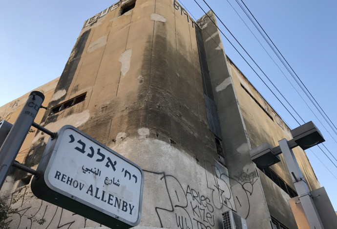 קיימו יחסי מין לאור יום בכניסה לבית הכנסת הגדול (צילום:  אבשלום ששוני)