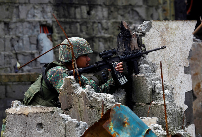 חייל פיליפיני במראווי (ארכיון) (צילום:  רויטרס)