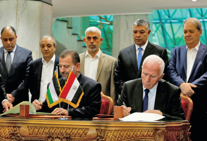 החתימה על הסכם הפיוס בין פת"ח לחמאס (צילום:  רויטרס)