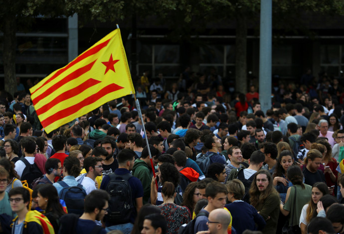 סטודנטים מניפים את דגל קטלוניה בברצלונה (צילום:  רויטרס)