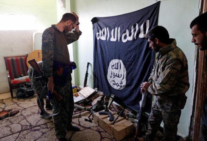 אמצעי לחימה שנמצאו בעמדה של דאעש בא-רקה (ארכיון) (צילום:  רויטרס)