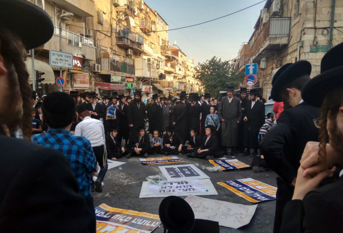 חרדים מפגינים בכיכר השבת (צילום:  דוד אלימלך/TPS)