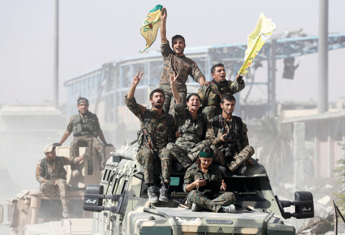 כוחות סורים חוגגים את שחרור העיר א-רקה (צילום:  רויטרס)