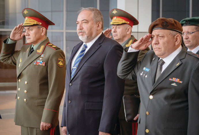 איזנקוט, ליברמן ושר ההגנה הרוסי (צילום:  אריאל חרמוני, משרד הביטחון)