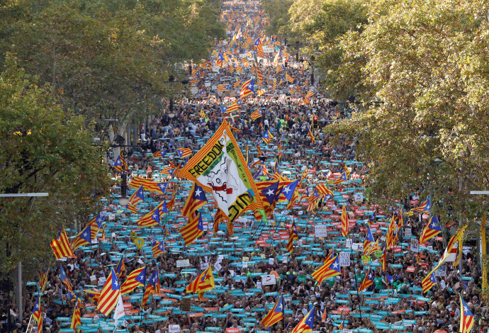 הצועדים בעצרת בברצלונה (צילום:  רויטרס)