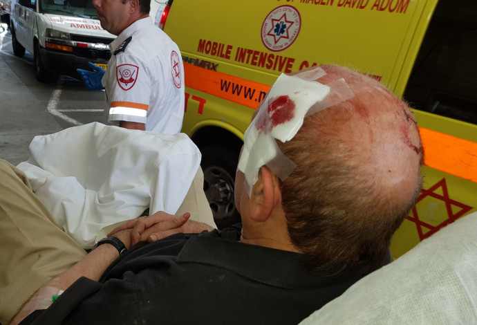 קשיש שהותקף על ידי נתין זר בתל אביב  (צילום:  דוברות מד"א)