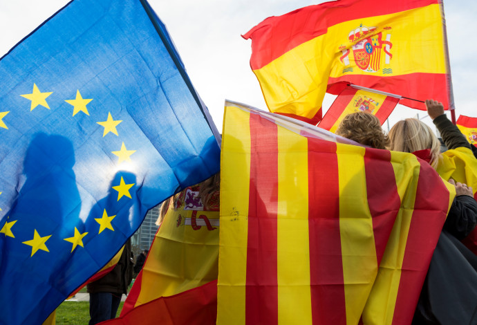 דגלי ספרד, קטלוניה והאיחוד האירופי בהפגנה נגד עצמאות החבל (צילום:  AFP)