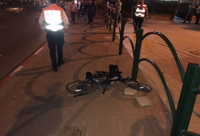 תאונת אופניים קשה, רחובות (צילום:  רז יצחקי, תיעוד מבצעי מד"א)