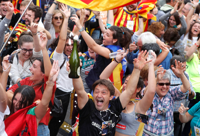 תושבי קטלוניה חוגגים לאחר אישור הפרלמנט את הכרזת העצמאות (צילום:  רויטרס)