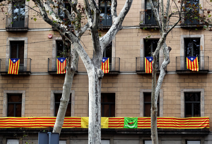 דגלי קטלוניה תלויים בברצלונה (צילום:  רויטרס)