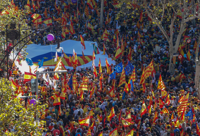 מאות אלפים מפגינים בעד איחוד עם ספרד, ברצלונה (צילום:  רויטרס)