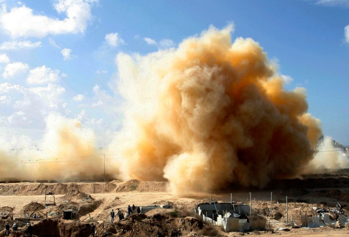 פיצוץ מנהרה בעזה (צילום:  עבד ראחים חטיב, פלאש 90)