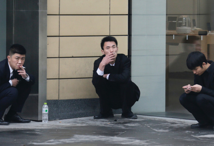 עובדים מעשנים מחוץ לבניין משרדים, אילוסטרציה (צילום:  רויטרס)