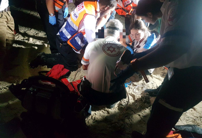 צוות מד"א מטפל בנער שנפל (צילום:  תיעוד מבצעי מד"א)