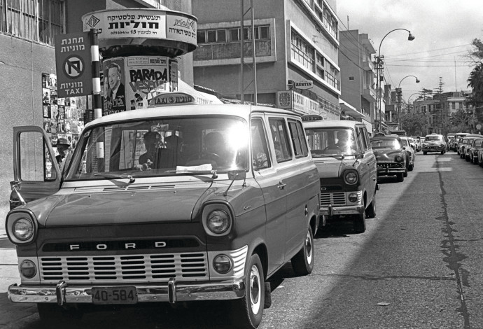 מוניות בתל אביב בשנות ה־70 (צילום:  משה מילנר, לע"מ)