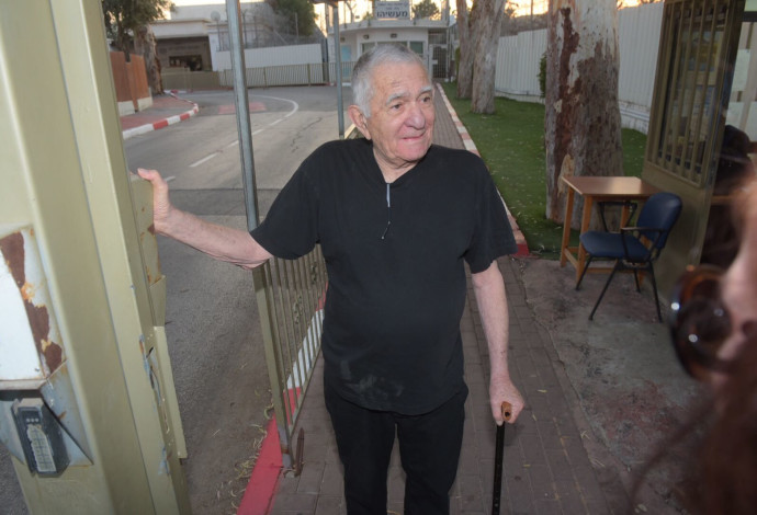 ראש עיריית ר"ג לשעבר צבי בר משוחרר מהכלא  (צילום:  אבשלום ששוני)