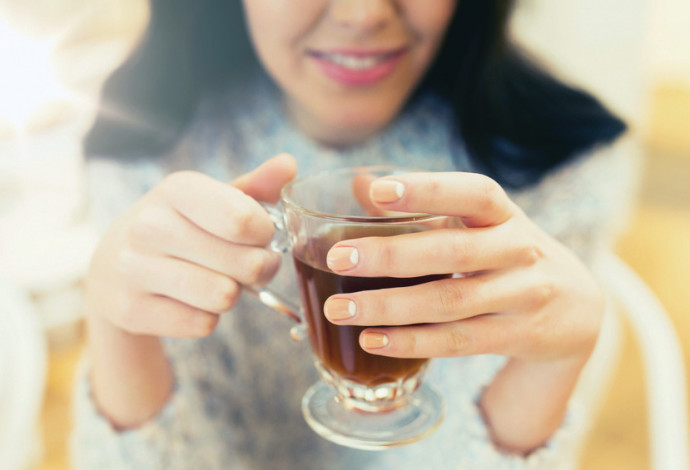 אישה שותה תה, אילוסטרציה (צילום:  אינג אימג')