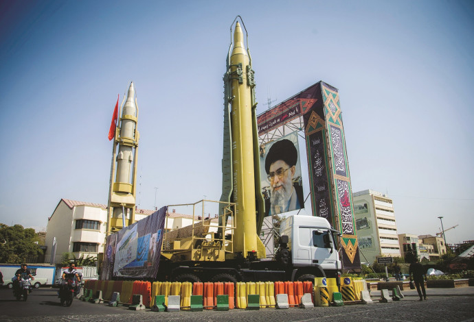 טילים איראניים על רקע תמונתו של חמינאי (צילום:  רויטרס)