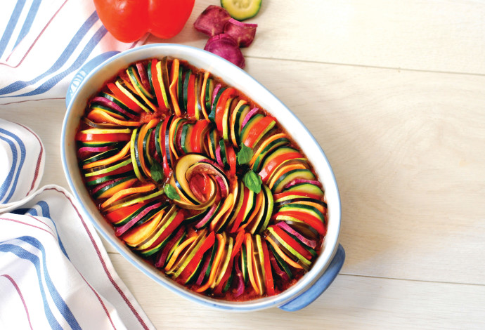 מניפת ירקות על מצע רוטב עגבניות  (צילום:  פסקל פרץ-רובין)