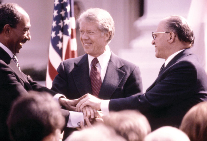 בגין, קרטר וסאדאת בהסכם השלום ב־1979 (צילום:  שמואל רחמני)