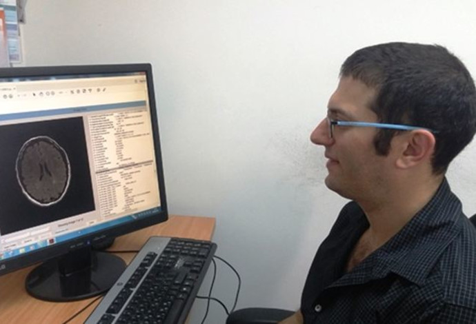 סטודנט מול המחשב והתוכנה לזיהוי טרשת נפוצה  (צילום:  המכון הטכנולוגי חולון)