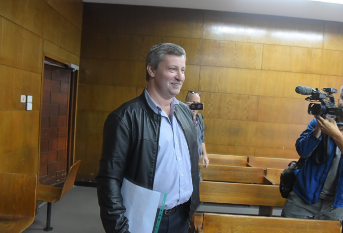 סטס מיסז'ניקוב בבית המשפט (צילום:  אבשלום ששוני)
