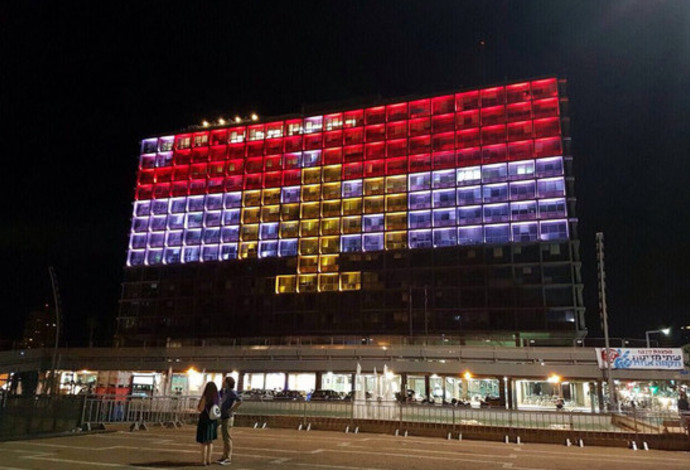 דגל מצרים מצג על בניין עיריית תל אביב (צילום:  אבשלום ששוני)