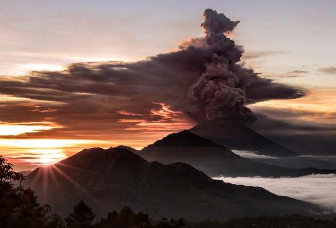 התפרצות הר געש באינדונזיה (צילום:  רויטרס)