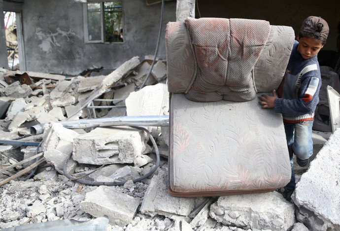 אוספים את ההריסות אחרי התקיפה במזרח דמשק (צילום:  רויטרס)