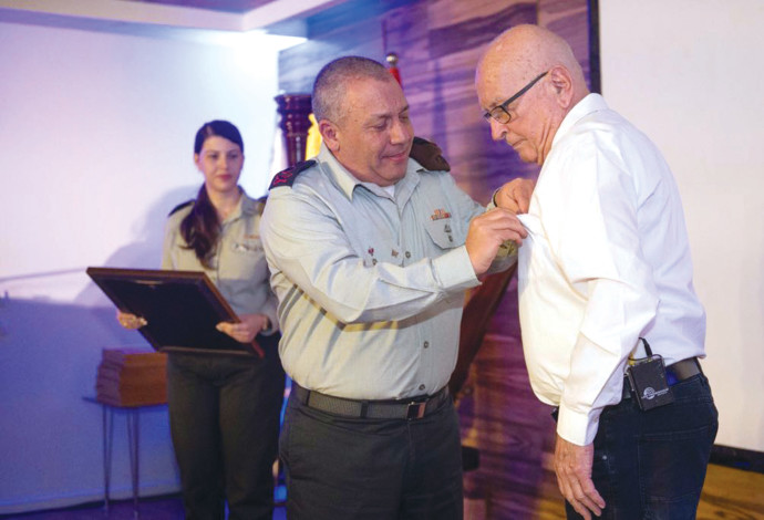 ישראל יאיר רחלי בטקס עם הרמטכ"ל גדי איזנקוט (צילום:  דור אלדן, לע"מ)