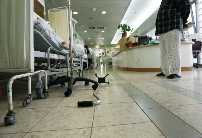 בית חולים ברזילי, עומס חולים במסדרונות (צילום:  פלאש 90)