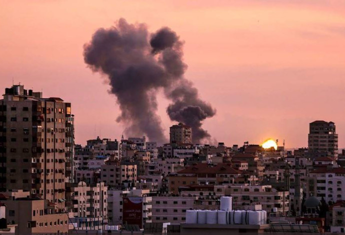 הפצצות של צה"ל ברצועת עזה (צילום:  רשתות ערביות)