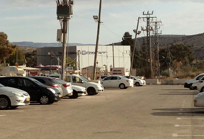 רכבים בכניסה לבסיס  (צילום:  שלמה בשן)